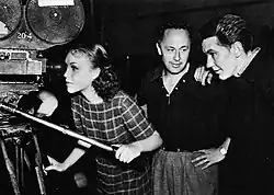 Слева направо: Марго, кинооператор Певерелл Марли[англ.] и актёр Бёрджесс Мередит на съёмках фильма «Зима на пороге[англ.]» (1936).