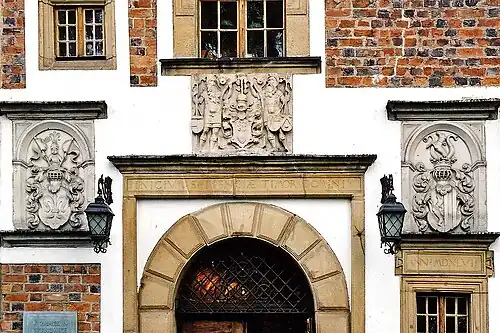 Ренессансный портал с гербами Бонеров