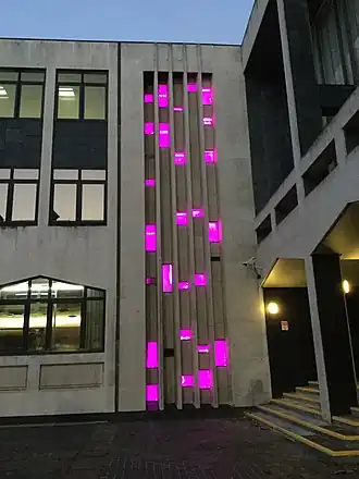 Цветная подсветка в окнах в Саутенд-он-Си в честь Международного дня недоношенных детей