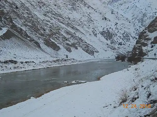 Верховья реки зимой.Течение с севера на юг.Армянское нагорье.