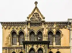 Фронтон с вензелем