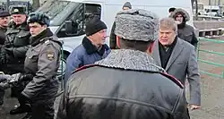 Сергей Митрохин выражает протест против установки полицейских заграждений, препятствующих проходу участников к традиционному месту проведения митингов