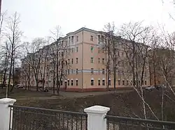 Жилой дом 1950-х годов на углу спуска и набережной