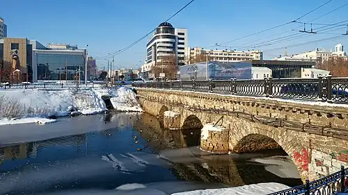 Февраль 2022 года, вид от Каменного моста: здание закрыто декоративной сеткой