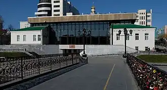 Здание на «Плотинке»
Объект культурного наследия народов РФ регионального значения. Рег. № 661711249760005 (ЕГРОКН). Объект № 6600027000 (БД Викигида)