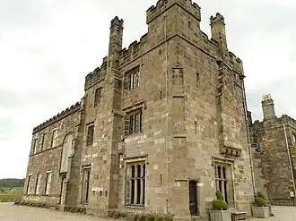 Трёхэтажный флигель замка