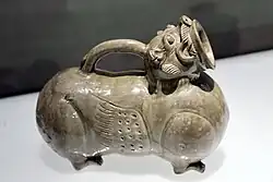 Селадоновый мочесборник (хуцзы) из Юэ. Династия Западная Цзинь (265—316). Восточный филиал Шанхайского музея.