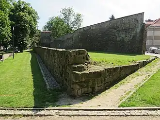Средневековая городская стена