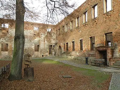 Замковый двор