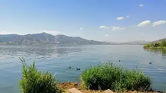 Вид на озеро Зеривар с восточного берега в сентябре 2019 года