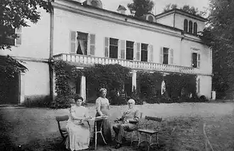 Шаховские на фоне барского домаусадьбы Зенино