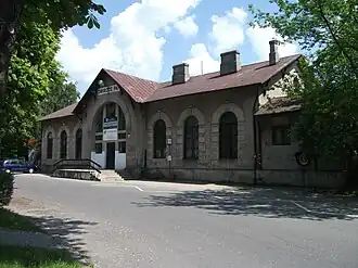 Вид вокзала со стороны города в 2010 году до капитального ремонта