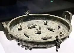 Бронзовая чаша Чжун Цзян (имя супруги заказчика) для умывания с вращающимися фигурками животных.  Ранний период Вёсен и Осеней (770 — 1 половина VII века до н. э.).  Восточный филиал Шанхайского музея.