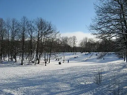 Тоже что и пред., но в феврале 2018 г. В связи с появлением новых жилых кварталов около парка, количество посетителей парка заметно выросло по сравнению с 2011 г.