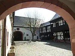 Музей Теодора Цинка — редко встречающийся в архитектуре образец четырёхстороннего двора.