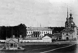 Дом губернатора и церковь Зосимы и Савватия со стороны Плац-Парадной площади на фото 1887 г. Виден западный портал до пристройки неорусской трапезной