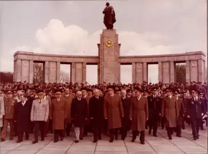 Мемориал павшим советским воинам в Тиргартене 8 мая 1982 года