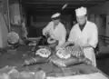 Рождественская ветчина на мясной фабрике ESO (Etelä-Suomen Osuusteurastamo) в Финляндии, 15 декабря 1959 года