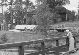 Вагон-платформа и вагонетки с бумагой на УЖД