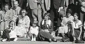 Йозеф Лензе (2-й слева) и г-жа Лензе (справа от него) на МКС 1932